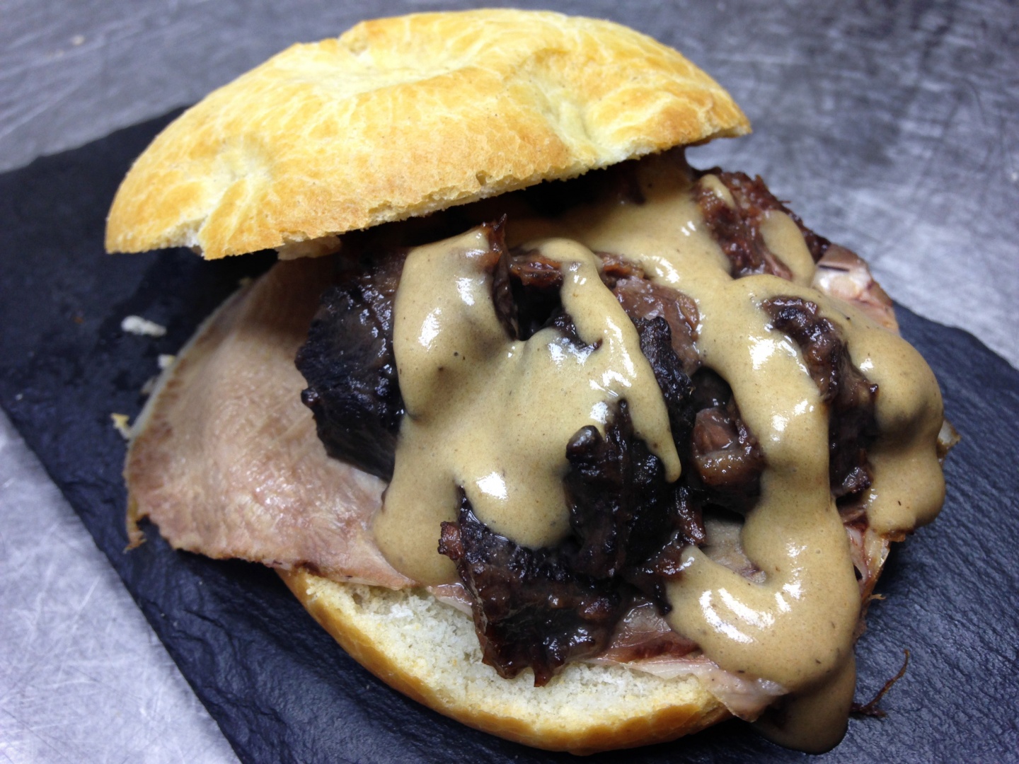 Torta de Aceite con Ternera Guisada y Crema de Ajo Negro 1