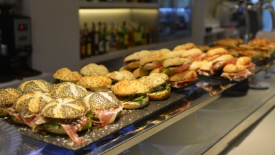 Nuestra barra se llena de pinchos, sándwiches y bocadillos con distintos panes
