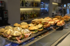 Nuestra barra se llena de pinchos, sándwiches y bocadillos con distintos panes