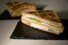 Sandwich vegetal tostado con mahonesa, huevo cocido, tomate natural y lechuga.