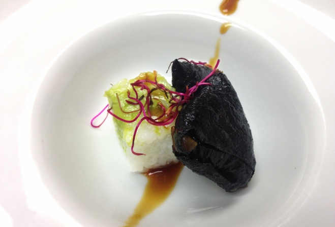 Alga negra y arroz de shusi con guacamole y salsa teriyaki