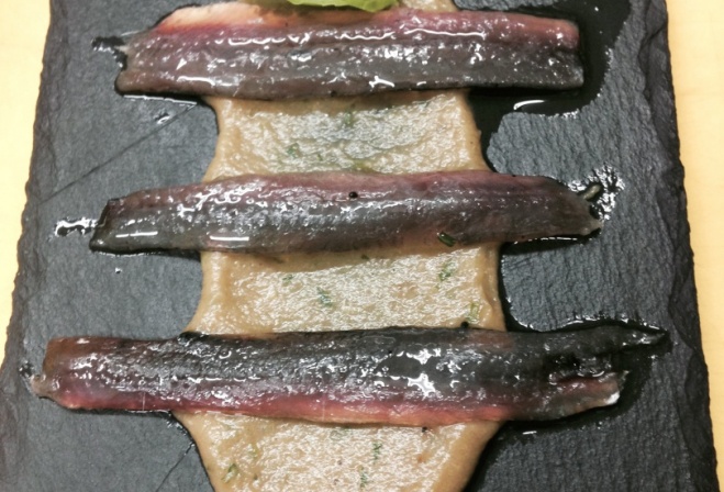 anchoa en salazón ligero con berenjena y ajo asado