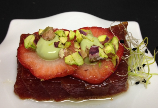 Atún maridado con Fresas y Pistaccios
