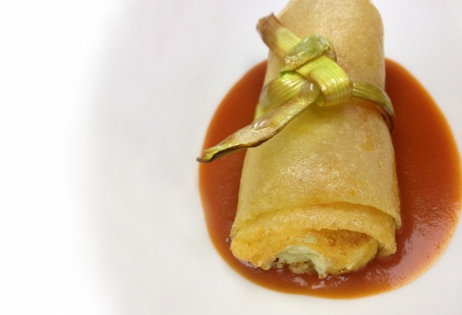 Brick de queso cremoso con puerro y salsa de tomate y fresa
