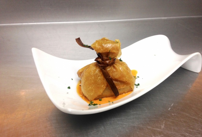 Brick relleno de Queso Roquefort, gamba y verduritas.