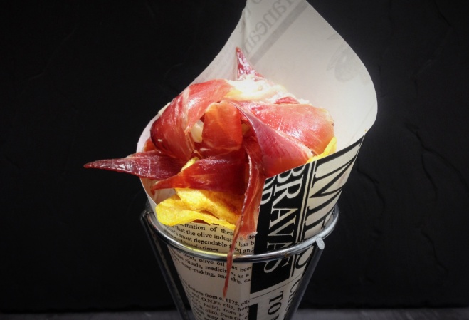 Cucurucho de Ibérico con Papas y Mojo Rojo