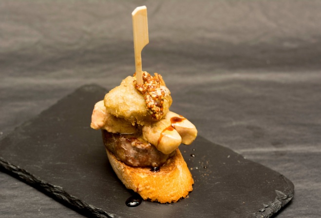 Hamburguesa con Foie y Alcachofa