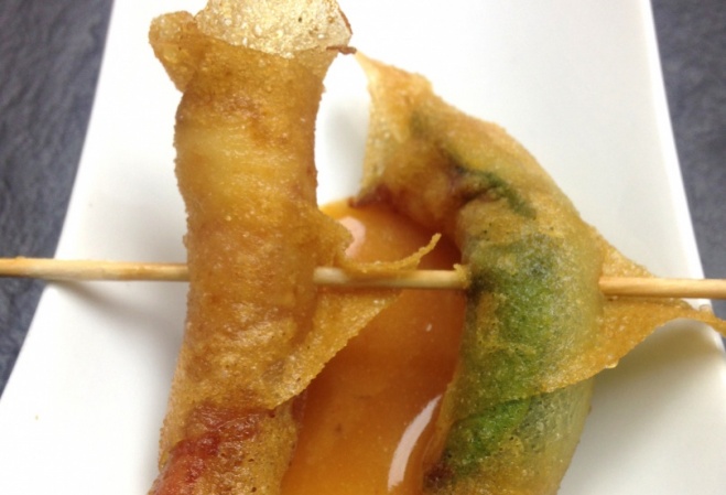 Langostinos con jamón y albahaca