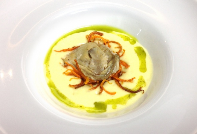 Ostra a la plancha sobre espuma de patata y foie