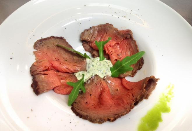 Roastbeef con Salsa Tártara de Rúcula.