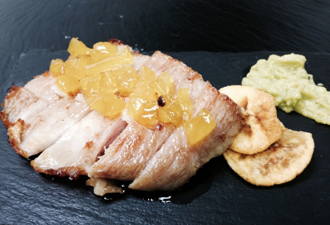 Secreto con chutney de piña y guacamole