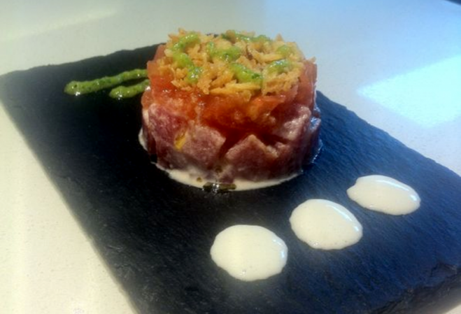 Tartar de atún al ajo blanco y tomate con cilantro