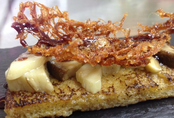 Torrija de boletus y crispy de ternera