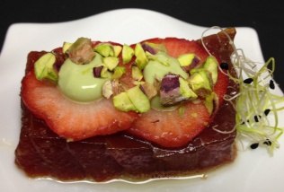 Atún maridado con Fresas y Pistaccios