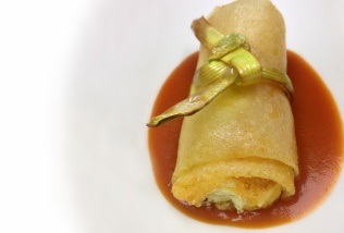 Brick de queso cremoso con puerro y salsa de tomate y fresa