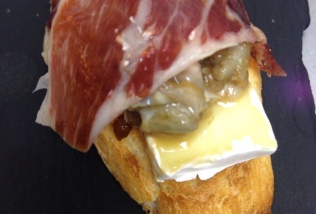 Brie con jamón y revuelto de alcachofas
