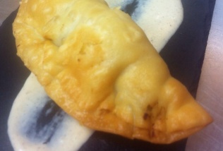 Empanadilla de langostinos, champis y vermú