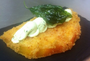 Escalope de tomate con queso y albahaca