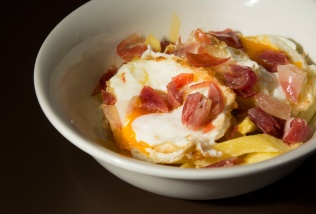 Huevos rotos con patatas y jamón puro de bellota
