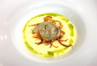 Ostra a la plancha sobre espuma de patata y foie