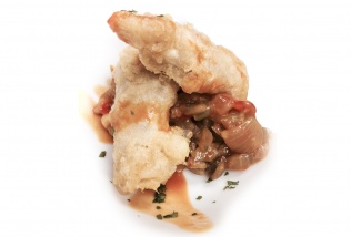 Patitas rebozadas con Pisto y salsa Vizcaina