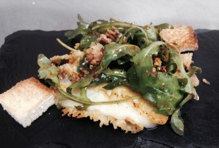 Queso Provolone a la plancha con Mojo Rojo