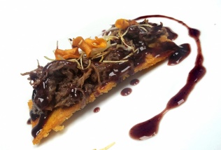 Rabo Estofado sobre crujiente Galleta de Patata