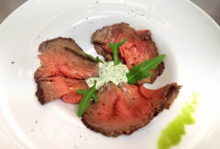 Roastbeef con Salsa Tártara de Rúcula.