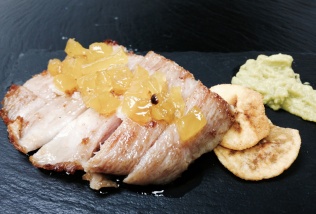 Secreto con chutney de piña y guacamole
