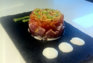 Tartar de atún al ajo blanco y tomate con cilantro