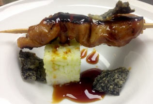 Yakitori con Arroz y Chips de Nori 
